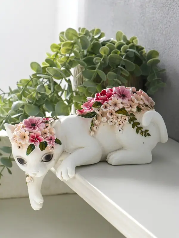 Сувенир полистоун "Белая кошка в цветах" на полку 21х10,5х12,8 см