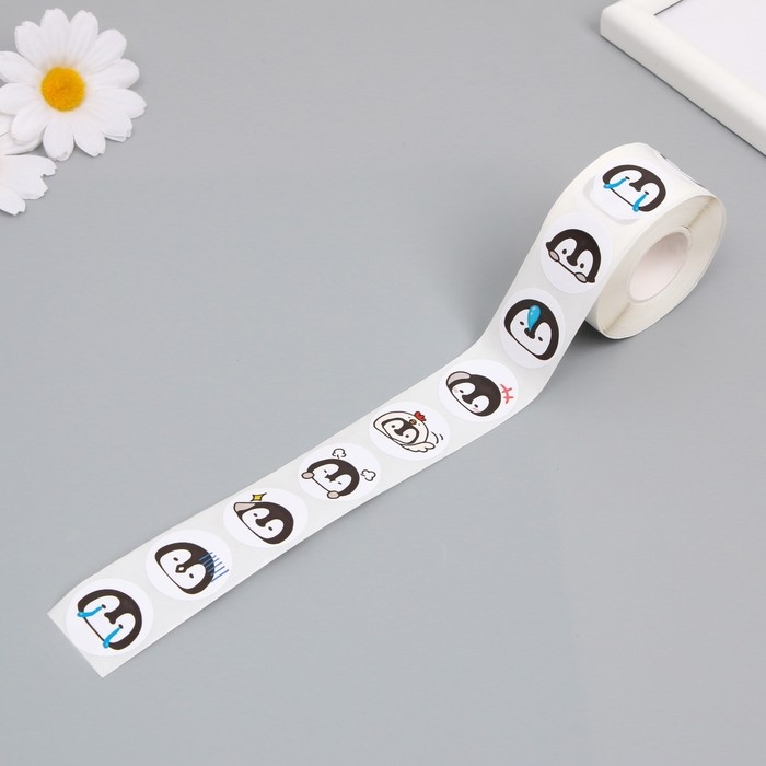 Наклейка бумага Наклейка бумага "Пингвинчики" d=2,5 см 500 шт в рулоне 3х5х5 см