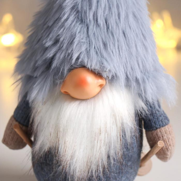 Кукла интерьерная Кукла интерьерная "Дед Мороз в сером меховом колпаке, на лыжах" 21х11х13 см