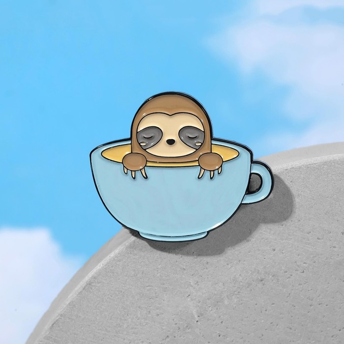 Значок «Ленивец» в кружке кофе, цветной в чёрном металле Значок «Ленивец» в кружке кофе, цветной в чёрном металле