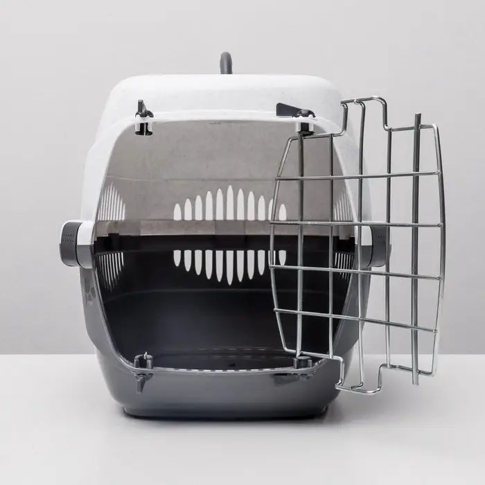 Переноска для животных до 9 кг &laquo;Пижон&raquo;, 43&times;29&times;27.5 см, металлическая дверь, пластик, белая, серая