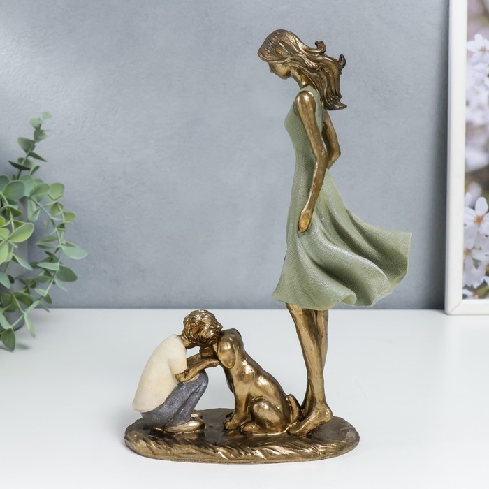 Сувенир полистоун  Сувенир полистоун "Мама с сыном выгуливают собаку" морская волна 24х7,5х16 см