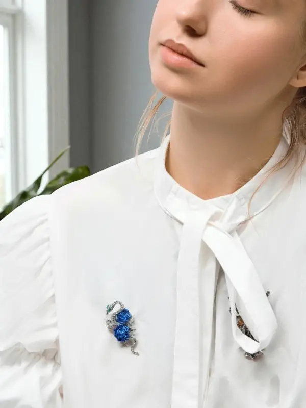 Брошь &laquo;Змея&raquo;, обольстительница, бело-синяя в серебре