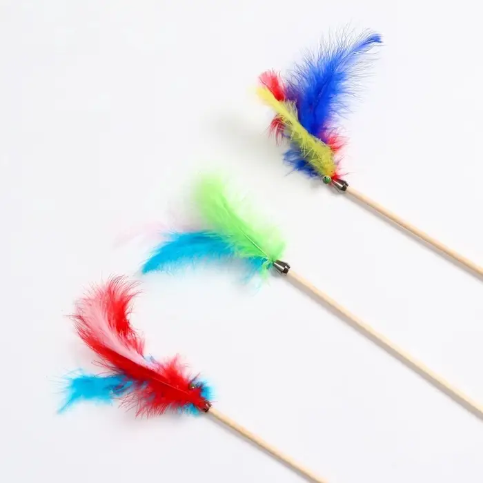 Дразнилка &laquo;Перья с колокольчиком&raquo; на деревянной палочке, с бубенчиком, цвет МИКС