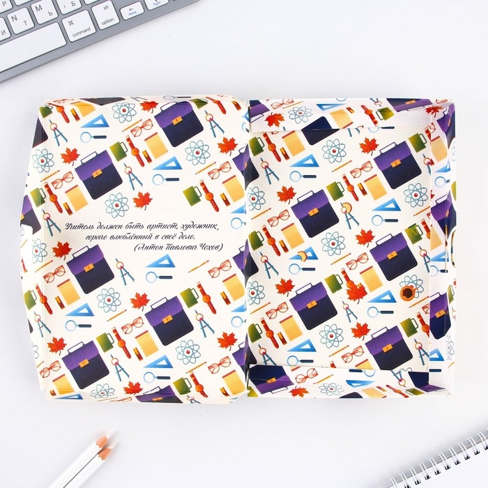 Ежедневник в подарочной коробке «Лучшему учителю», формат А5, 80 листов, твердая обложка Ежедневник в подарочной коробке «Лучшему учителю», формат А5, 80 листов, твердая обложка