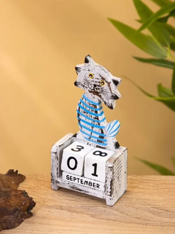Календарь настольный "Полосатый кот" дерево 7х4х14 см, цв.  серо-голубой
