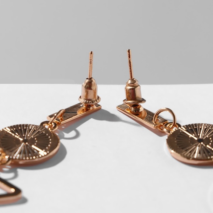 Серьги с перламутром «Ракушка» треугольник полый, цвет белый в золоте Серьги с перламутром «Ракушка» треугольник полый, цвет белый в золоте