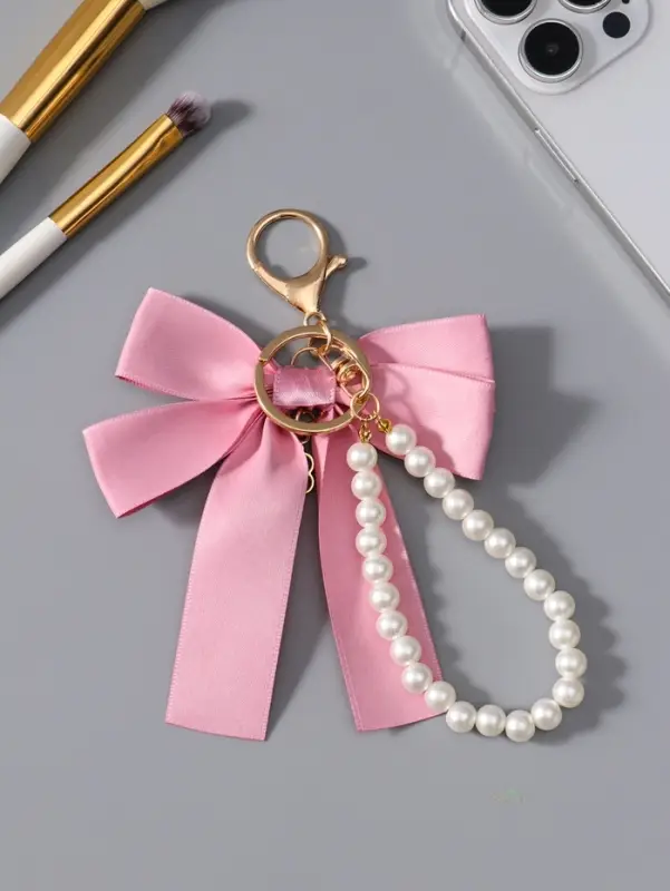 Брелок на карабине "Двойной бант с жемчугом и подвеской" розово-белый 13х8,5х1 см