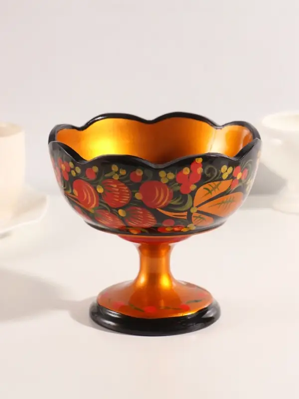 Конфетница на ножке &laquo;Земляничка&raquo;, резная, дерево, хохлома