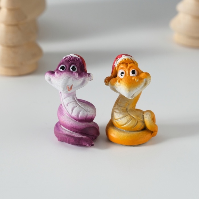 Сувенир полистоун Сувенир полистоун "Добрый змей в новогоднем колпаке" МИКС 2,5х2,5х4 см