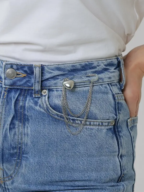 Булавка &laquo;Сердце&raquo; с цепочками, цвет серебро