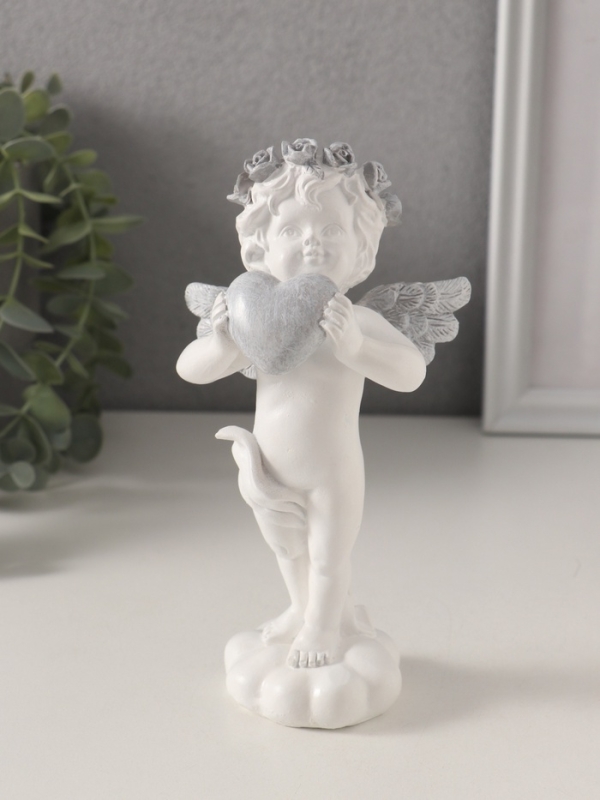 Сувенир полистоун "Ангелочек с сердцем в руках, с венком в волосах" 8,5х7х16,5 см
