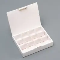 Коробка для 12 конфет, белая с откидной крышкой, 19&times;15&times;3.5 см