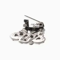 Зажим для кардигана "Ажур", бутоны, цвет светло-серый в черненом серебре Зажим для кардигана "Ажур", бутоны, цвет светло-серый в черненом серебре