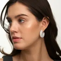 Серьги акрил &laquo;Полукольцо с бусиной №10&raquo;, белые