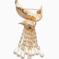 Брошь "Птица с жемчужным хвостом", цвет белый в золоте Брошь "Птица с жемчужным хвостом", цвет белый в золоте