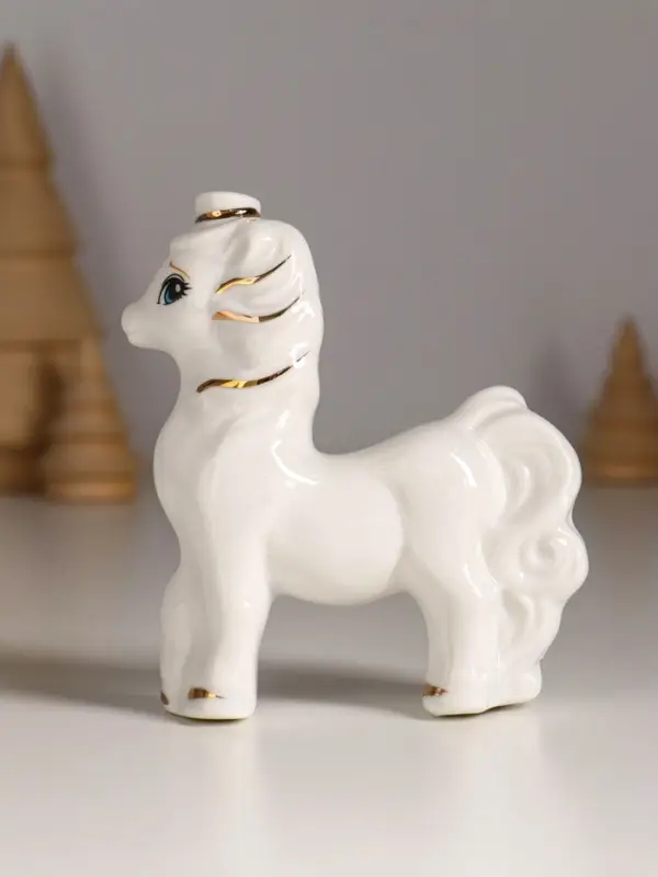 Сувенир керамика "Лошадка с бантом и шляпкой" белый с золотом 8,5х3х10 см