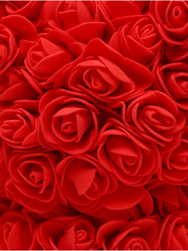 Медведь из красных роз