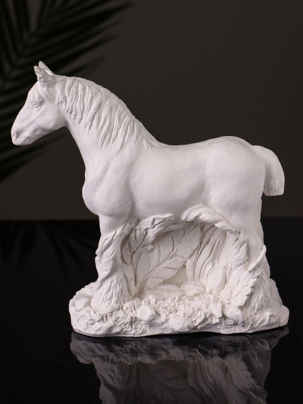 Статуэтка Статуэтка "Конь в траве стоит " 12х14х6 см, натуральный