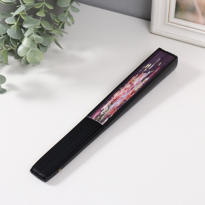 Веер пластик, текстиль h=26,5 см  Веер пластик, текстиль h=26,5 см "Цветы на темно-фиолетовом фоне"