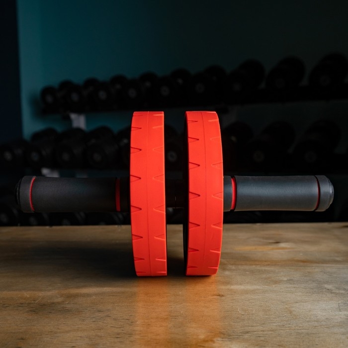 Ролик для пресса ONLYTOP, 31х17х17 см, с ковриком, цвет красный Ролик для пресса ONLYTOP, 31х17х17 см, с ковриком, цвет красный