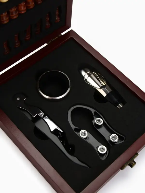 Подарочный набор для вина &laquo;Золотому человеку&raquo;: 4 предмета + шахматы