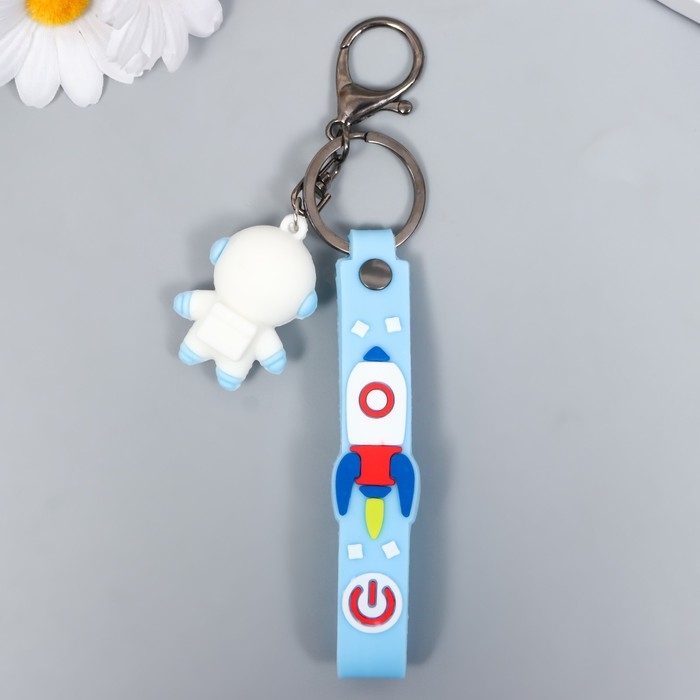 Брелок резина Брелок резина "Космонавт в бело-голубом скафандре" с браслетом и карабином 4,5х2,4х3,2см МИКС