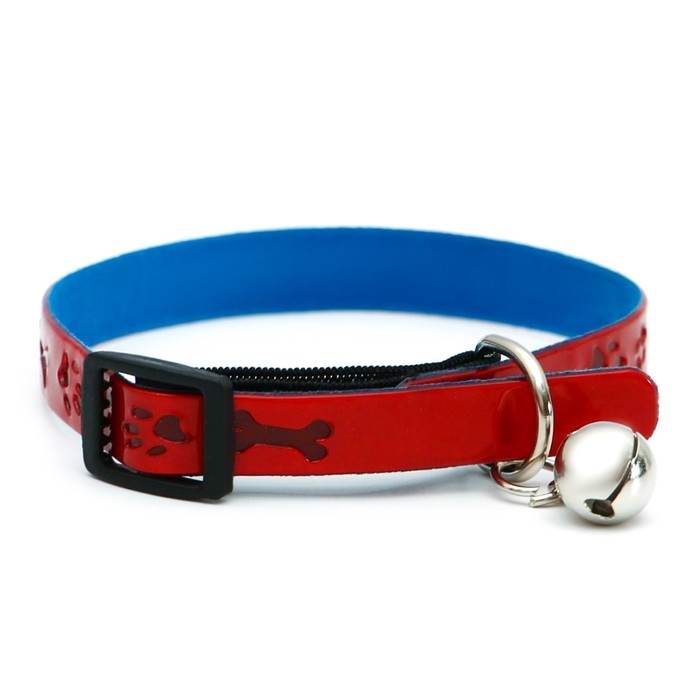 Ошейник со светоотражающим покрытием Ошейник со светоотражающим покрытием "Косточки и лапки", с резинкой, бубенчиком 27 х 1 см, микс цвет