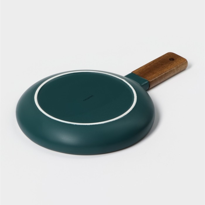 Блюдо фарфоровое для подачи с деревянной ручкой Magistro, d=20 см, цвет зелёный Блюдо фарфоровое для подачи с деревянной ручкой Magistro, d=20 см, цвет зелёный