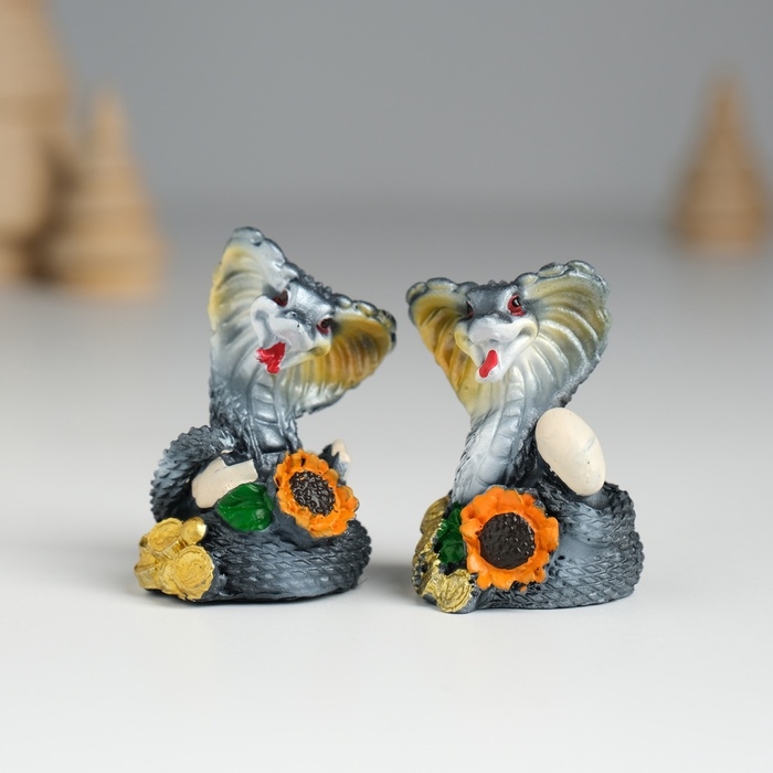 Сувенир полистоун Сувенир полистоун "Змейка тёмная с подсолнухом" МИКС 7х3х4,3 см