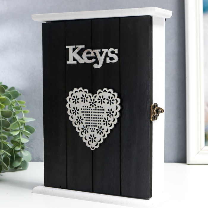 Ключница дерево 6 крючков Ключница дерево 6 крючков "Ключи.Сердце" серая с белым 26х19х6 см