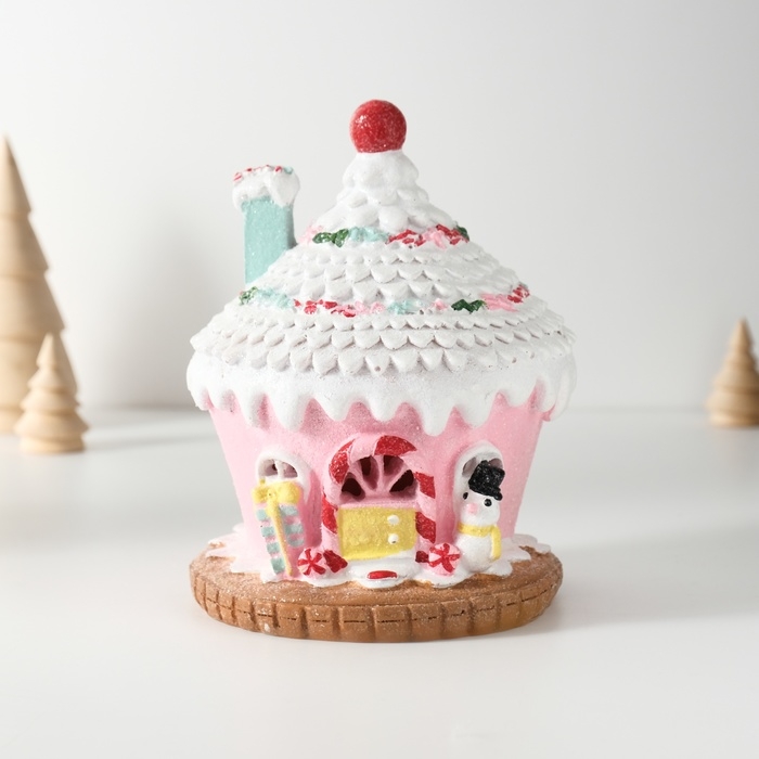 Сувенир полистоун свет Сувенир полистоун свет "Пряничный домик розовый в глазури со снеговиком" 11,5х11,5х15 см