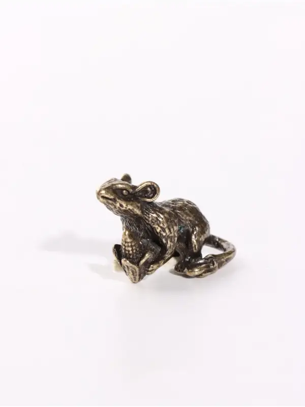 Фигурка декоративная &laquo;Мышка с кукурузой&raquo;, металл, 2.4&times;1.4&times;1.7 см