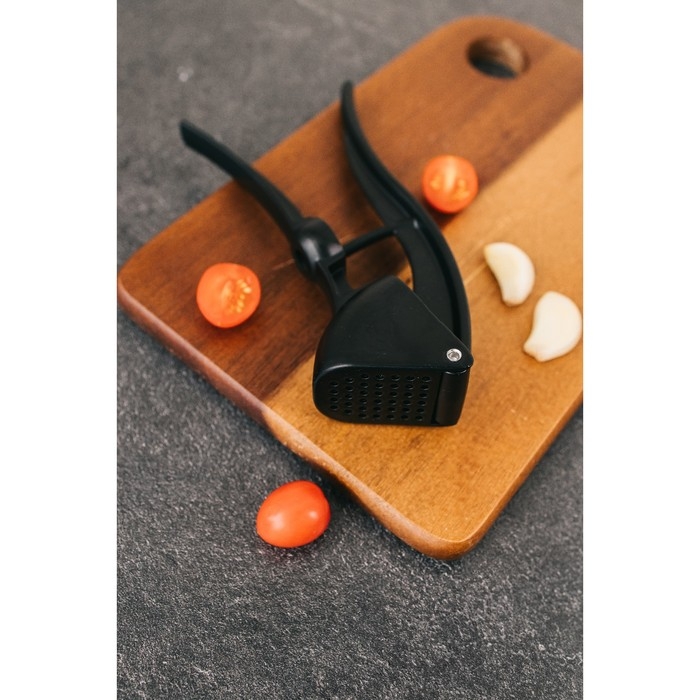 Пресс для чеснока Magistro Alum black, с выталкивателем косточек, цвет чёрный Пресс для чеснока Magistro Alum black, с выталкивателем косточек, цвет чёрный