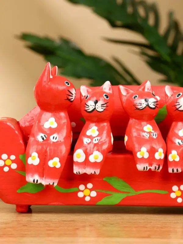 Сувенир Сувенир "Кошачье семейство" дерево 20х5х10 см, цв. красный