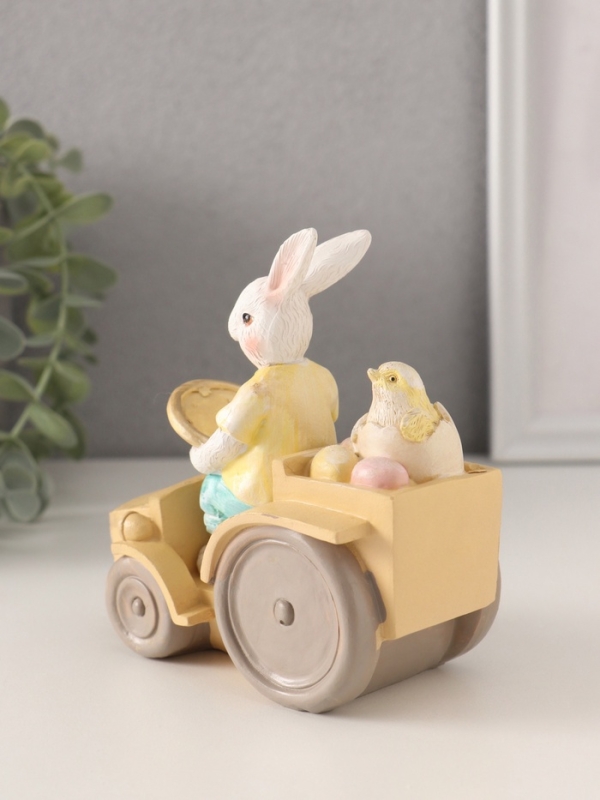 Сувенир полистоун  Сувенир полистоун "Заяц-тракторист с цыплёнком и яичками в кузове" 13х7,5х12 см
