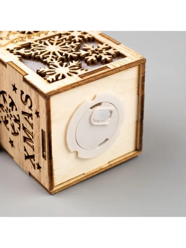 Ёлочная игрушка &laquo;Домик со снежинками&raquo;, 8&times;6.5&times;6 см, от батареек, свечение тёплое белое