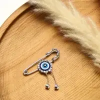 Булавка-оберег &laquo;От сглаза&raquo; глаз с подвесками, 5 см, бело-синяя в серебре