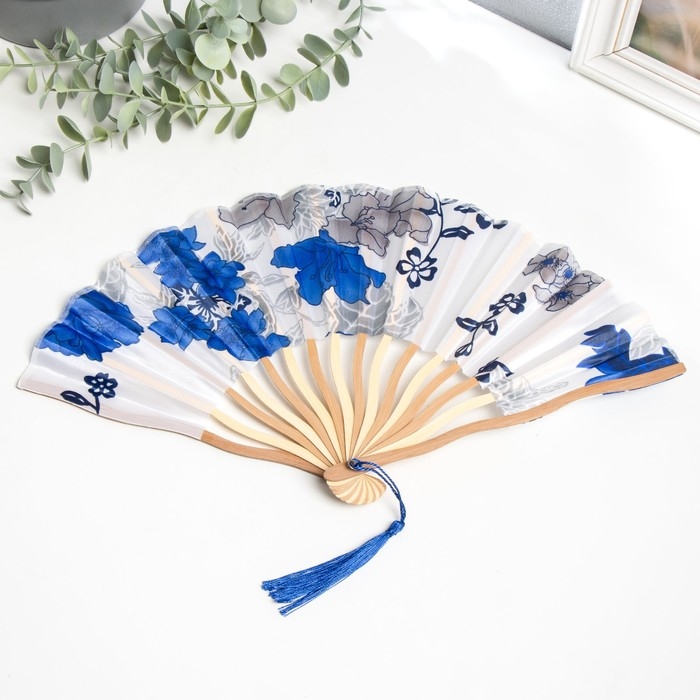 Веер бамбук, текстиль h=21 см изгиб, с кистью  Веер бамбук, текстиль h=21 см изгиб, с кистью "Цветы" в коробке, бело-синий