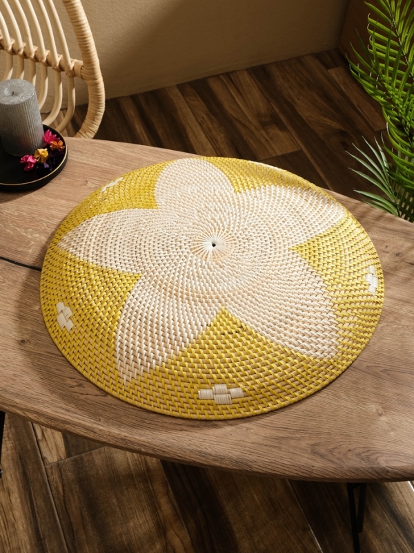 Тарелка декоративная плетеная ротанг "Цветок", 50х50х5 см, жёлтый