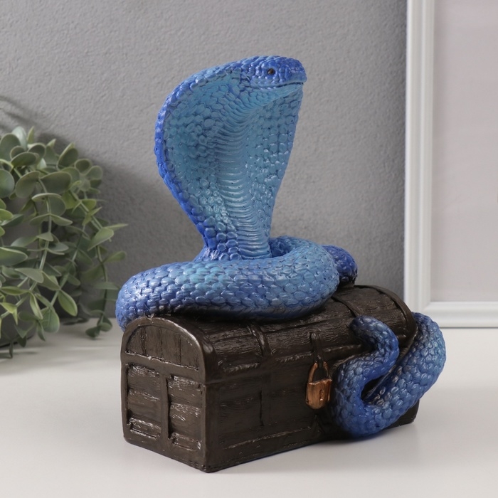 Фигурка Фигурка "КОБРА НА СУНДУКЕ" 20 х 17 х 12 см.