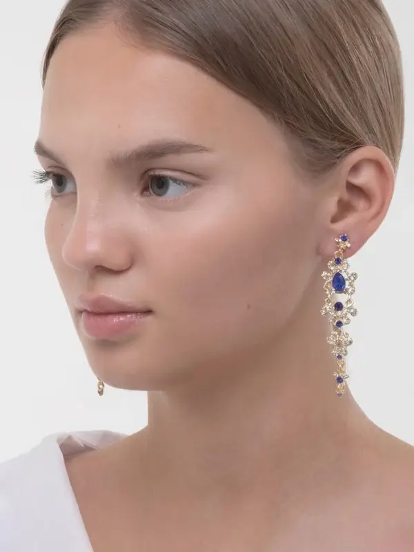 Клипсы для ушей висячие со стразами QF &laquo;Ажур&raquo;, капли с завитками, бело-синяя в золоте