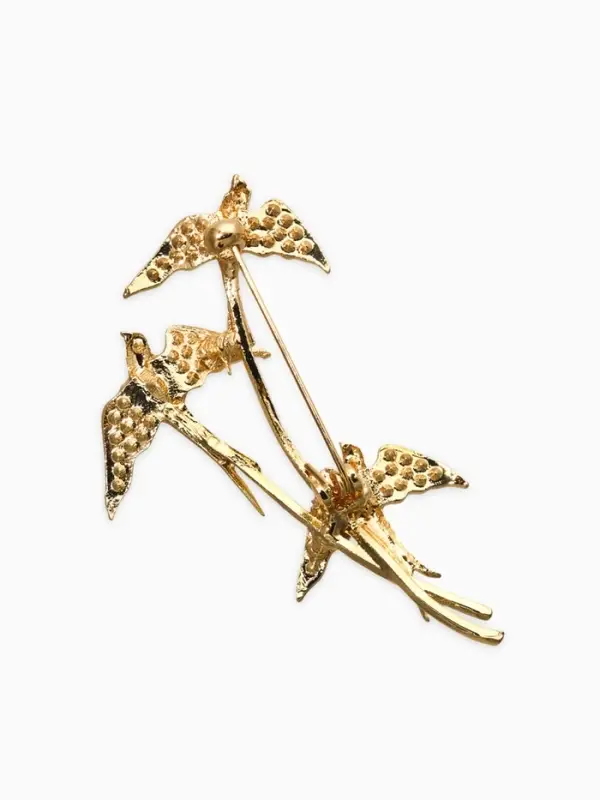 Брошь "Ласточки трио", цвет белый в золоте