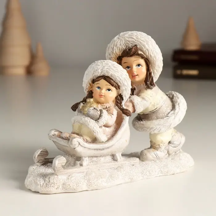 Фигурка полистоун &laquo;Подружки в белом на санках&raquo;, 14&times;5.5&times;10 см