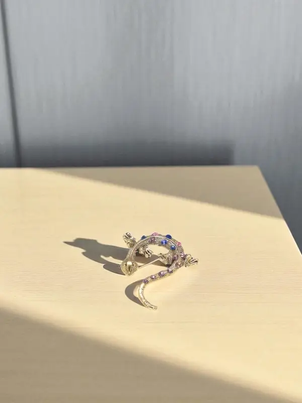 Брошь со стразами &laquo;Ящерица&raquo;, разноцветная в чернёном золоте