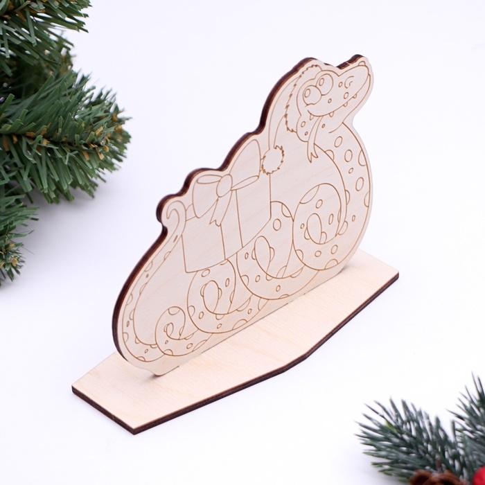 Декоративная подставка Декоративная подставка "Змея с подарком 2025", 12,5 х 9,3 х 5 см