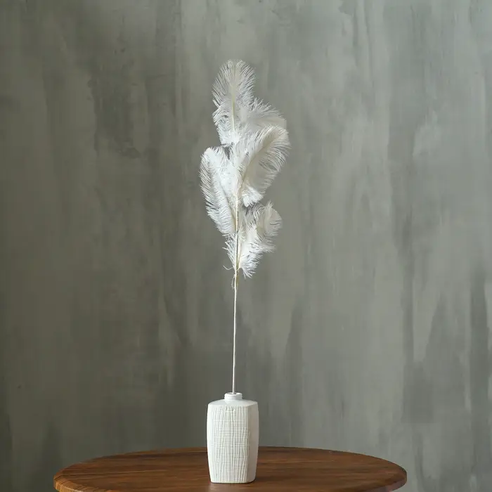 Декор из перьев &laquo;Фонтан&raquo; на ножке, высота &mdash; 58 см