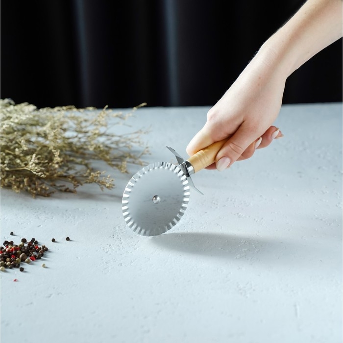 Нож для пиццы и теста Доляна «Классик», 18,5 см, коррозионностойкая сталь, ребристый, бежевый Нож для пиццы и теста Доляна «Классик», 18,5 см, коррозионностойкая сталь, ребристый, бежевый