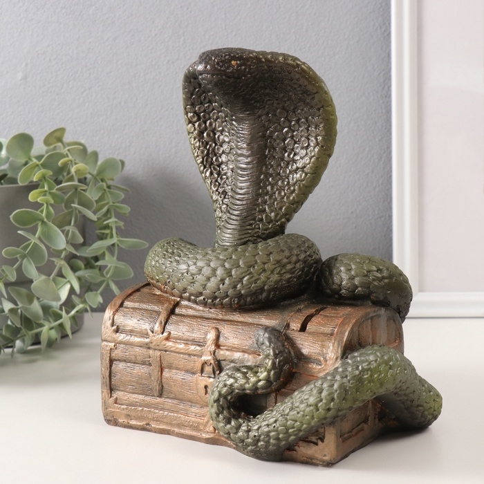 Копилка  Копилка "КОБРА НА СУНДУКЕ"    20 х 17 х 12 см.