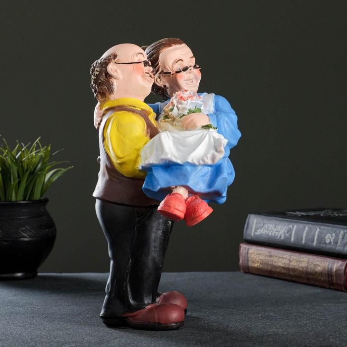 Фигура  Фигура "Дед с бабкой на руках" 27х22х14см